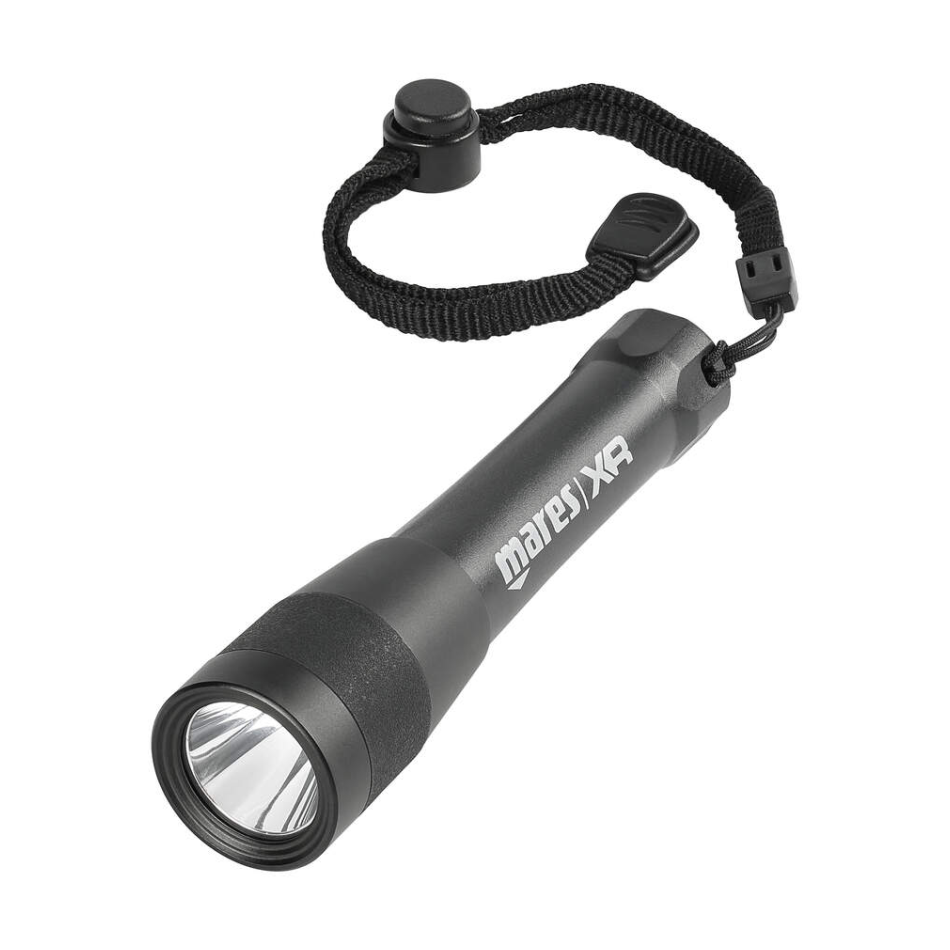 Torcia subacquea Back Up Light di Mares, forma cilindrica allungata e colore nero. Vista prospettica