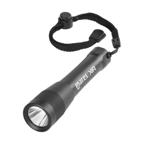 Torcia subacquea Back Up Light di Mares, forma cilindrica allungata e colore nero. Vista prospettica