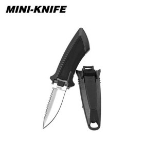Coltello da sub FK-10 Mini Knife di Tusa con lama in acciaio, bordo seghettato e fodero nero. Vista dall'alto