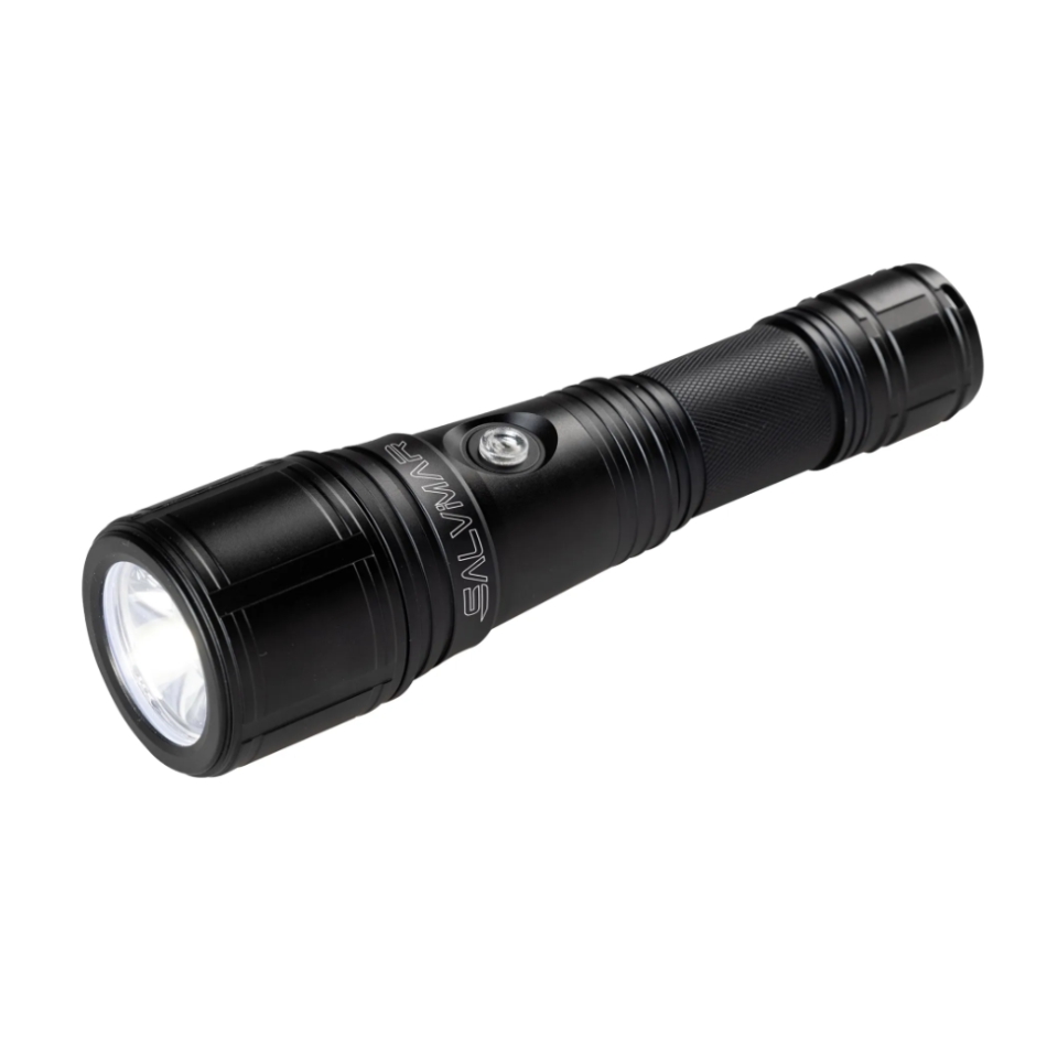 Torcia subacquea Focus di Salvimar, forma cilindrica allungata e colore nero opaco. Vista prospettica